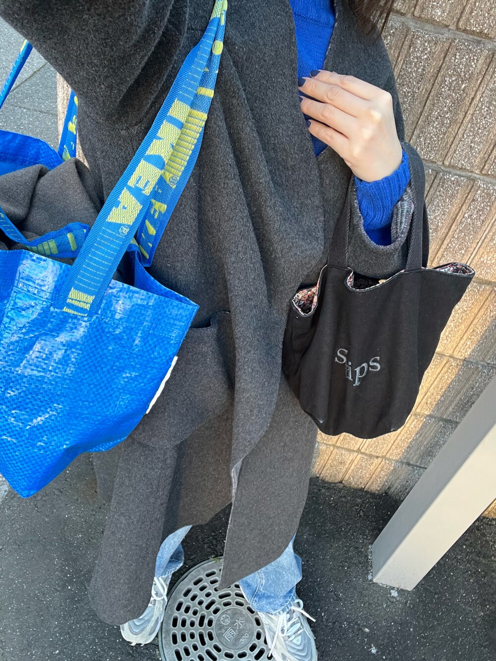 グレー系のその他アウター、ブルー系のデニムパンツ、グレー系のスニーカーを着用したレディースの冬コーディネートの2枚目の写真