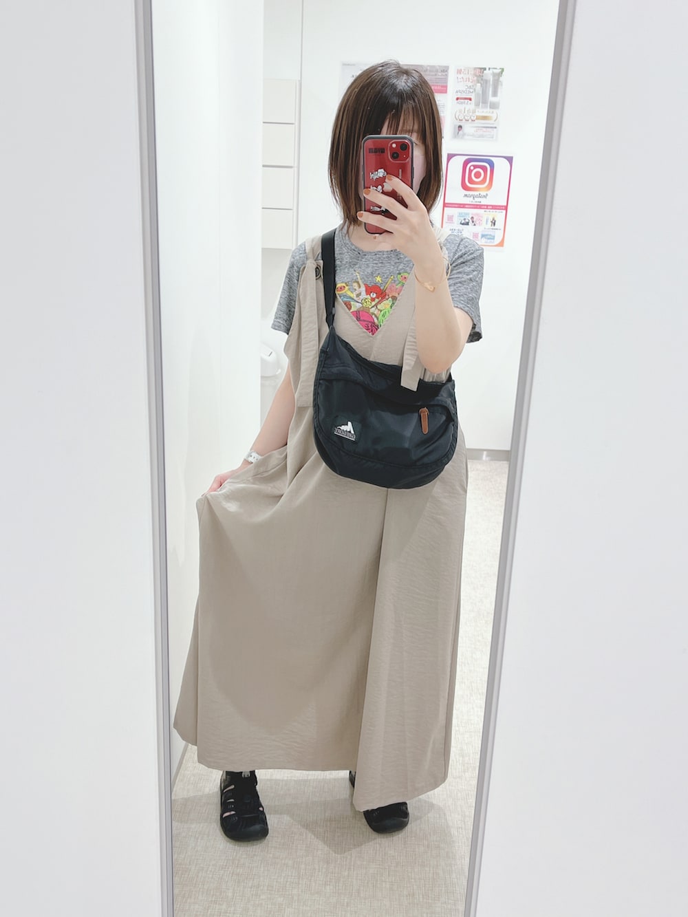 ベージュ系のワンピース/ドレス、グレー系のTシャツ/カットソー、ブラック系のサンダルを着用したレディースの夏コーディネートの2枚目の写真