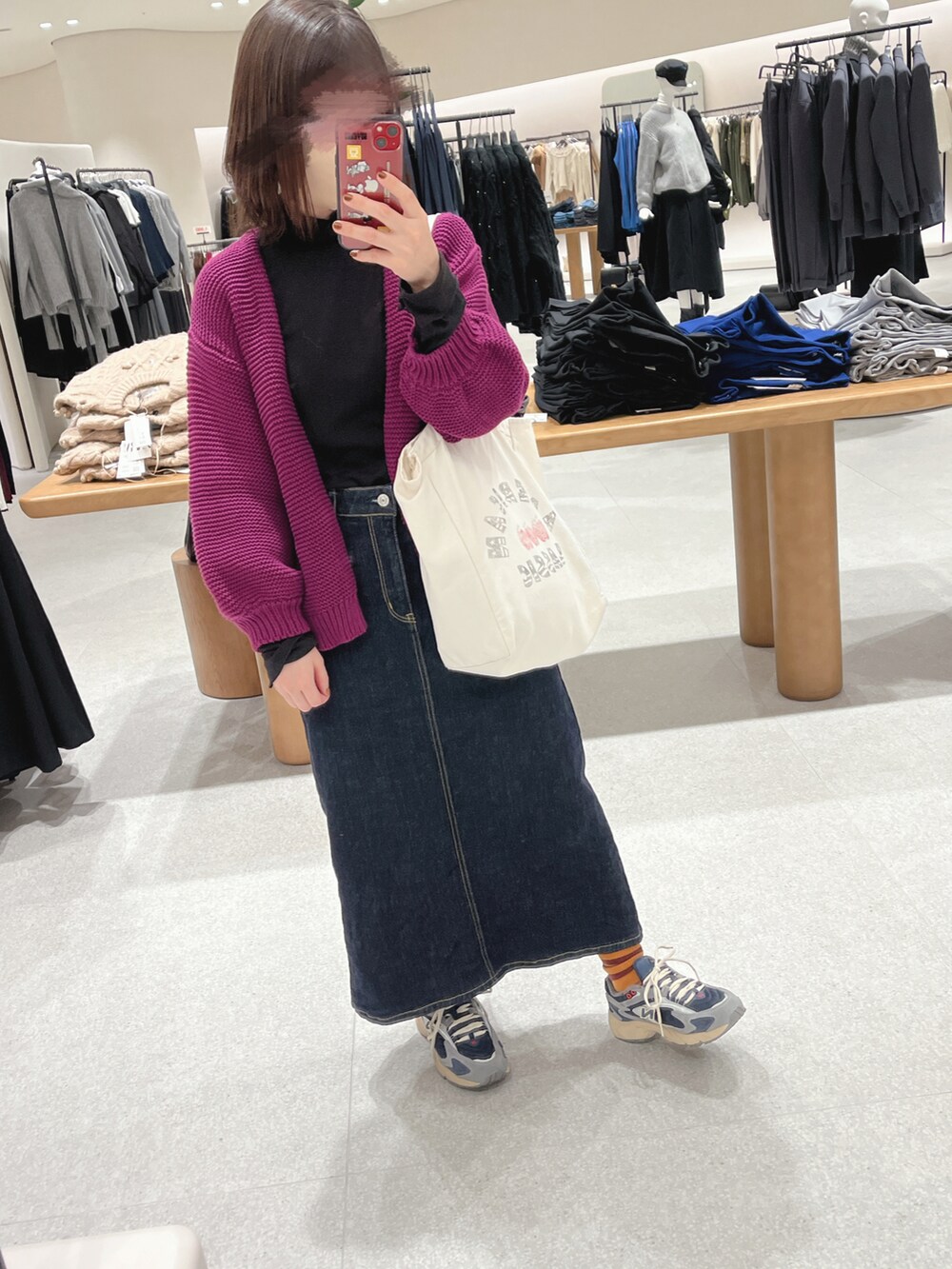 ブルー系のスニーカー、パープル系のカーディガン/ボレロ、ベージュ系のトートバッグを着用したレディースの秋コーディネートの2枚目の写真