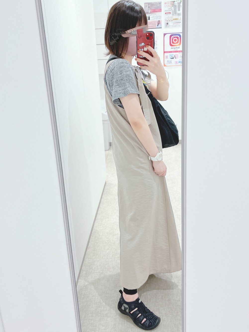 ベージュ系のワンピース/ドレス、グレー系のTシャツ/カットソー、ブラック系のサンダルを着用したレディースの夏コーディネートの3枚目の写真