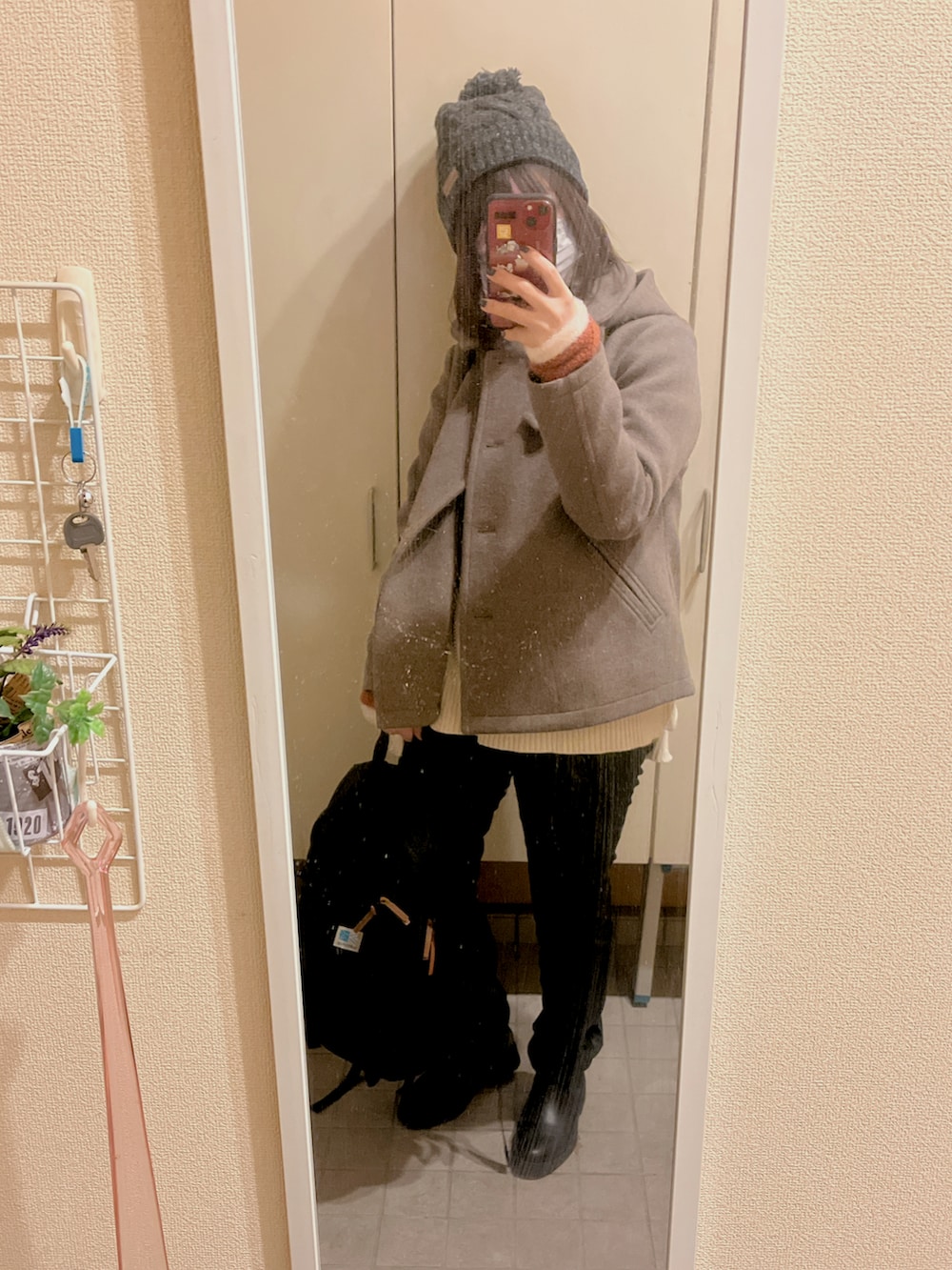 グレー系のその他アウター、ホワイト系のニット/セーター、ブラック系のその他シューズを着用したレディースの冬コーディネートの2枚目の写真