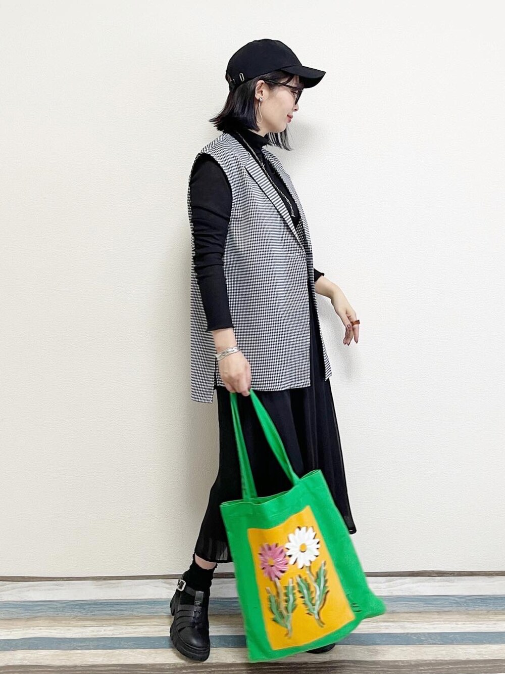 「ごきげんウィーク、お出かけコーデ、休日スタイル、Discoat、しまむら、しまむらANSERI、ANSERI、キャップ、トートバッグ、メガネ女子、ジレ、カラー×コーデ、レイヤードスタイル、グルカサンダル、厚底サンダル」｜「DISCOATのLEE IZUMIDA × DISCOAT コラボキャンバストートバッグ（トートバッグ、グリーン系）」を使った、あんまるさん（レディース・166cm）の春コーディネートの2枚目の写真