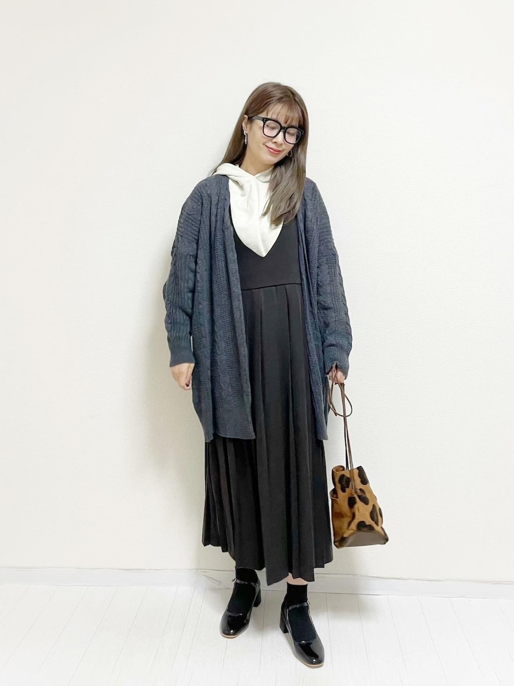 「ワンピース、レオパード、プチプラ、ロングワンピース、ゆるコーデ、メガネ女子、秋コーデ、accommode、サキシマamp、wearhalloween2021」｜「ACCOMMODEのレオパードサガラバッグ（ショルダーバッグ、イエロー系）」を使った、あんまるさん（レディース・166cm）の秋コーディネートの3枚目の写真