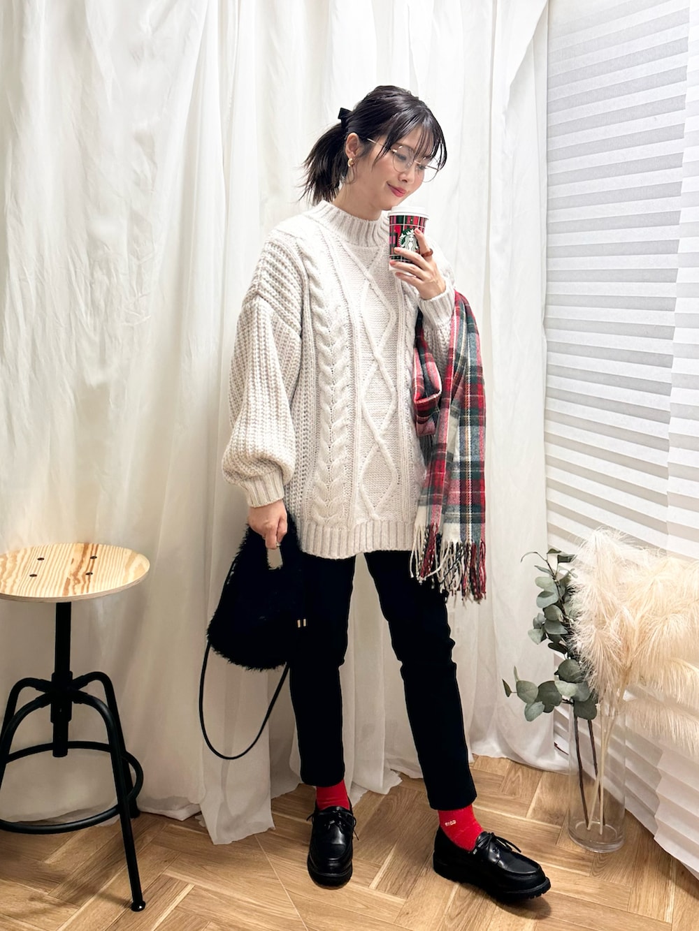 「新星WEARISTAにエントリー、クリスマスに着たい服、クリスマスコーデ、マイベストコーデ2023、forksy、Ray Cassin、ニット、ストール、チェック柄、しまむら、プチプラ、チェック、デートコーデ、ホワイトコーデ、休日スタイル」｜「GRLのアイテム（ニット/セーター、ホワイト系）」を使った、あんまるさん（骨格ウェーブ・レディース・166cm）の冬コーディネートの2枚目の写真