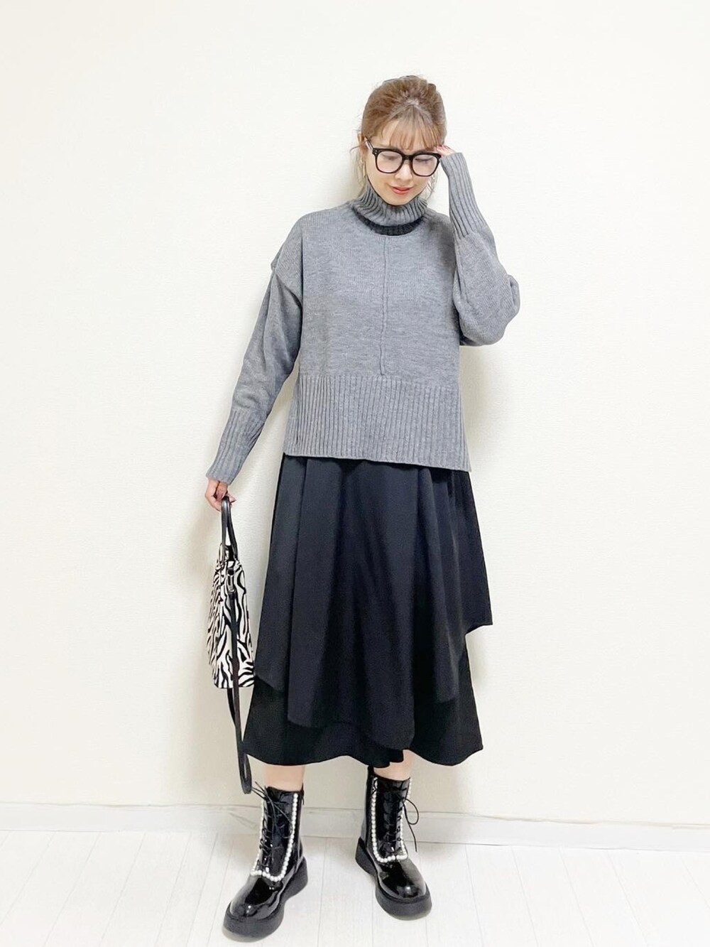 「グレー、タートルネック、レースアップシューズ、しまむら、プチプラ、GRL、メガネ女子、ANSERI、しまむらANSERI、Ciena」｜「CIENAの大人気サイドスリットショート丈タートルニットプルオーバー（ニット/セーター、グレー系）」を使った、あんまるさん（レディース・166cm）の秋コーディネートの3枚目の写真