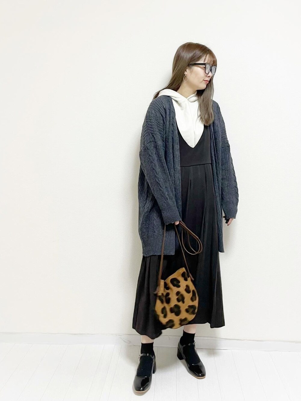 「ワンピース、レオパード、プチプラ、ロングワンピース、ゆるコーデ、メガネ女子、秋コーデ、accommode、サキシマamp、wearhalloween2021」｜「ACCOMMODEのレオパードサガラバッグ（ショルダーバッグ、イエロー系）」を使った、あんまるさん（レディース・166cm）の秋コーディネートの2枚目の写真