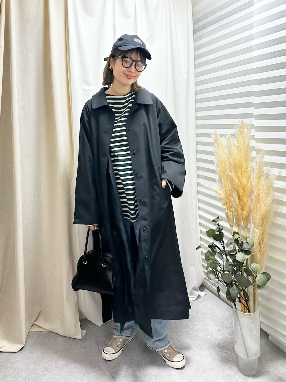 「ほめられ本命コーデ、お出かけコーデ、ECRIRE、しまむら、14+、イチヨンプラス、ボーダー、プチプラ、デニムパンツ、帽子、大人カジュアル、スニーカー、メガネ女子、ユニクロ、UNIQLO」｜「しまむらのアイテム（デニムパンツ、ブルー系）」を使った、あんまるさん（骨格ウェーブ・レディース・166cm）の冬コーディネートの2枚目の写真