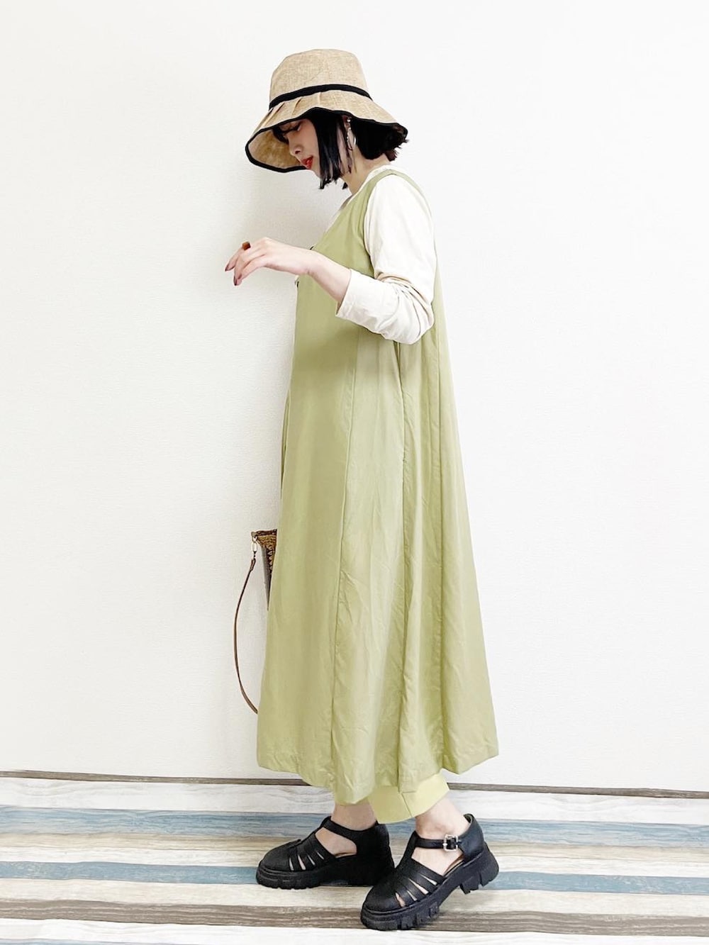 「ごきげんウィーク、春夏コーデ、ジレ、accommode、Honeys、カラー×コーデ、カラーパンツ、グルカサンダル、ハット、きれいめカジュアル、休日スタイル、レイヤードスタイル、タックイン、しまむら、パンツスタイル」｜「14+のポリジュートタックハット（ハット、ベージュ系）」を使った、あんまるさん（レディース・166cm）の春コーディネートの3枚目の写真