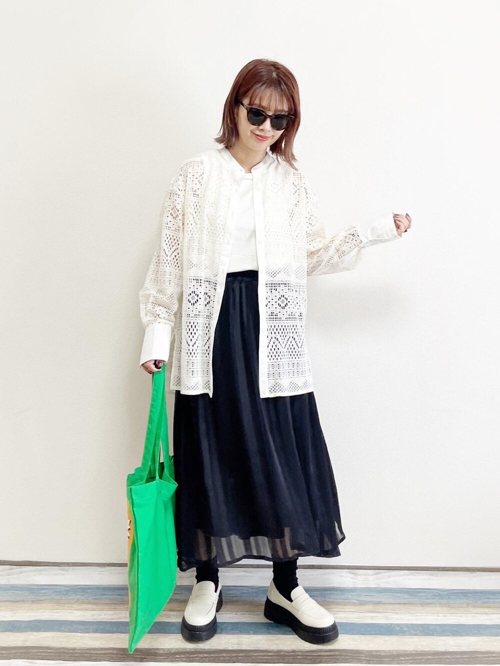 「春夏コーデ、モノトーン、Discoat、BEAMS、厚底シューズ、しまむら、しまむらコーデ、しまむらANSERI、ANSERI、スカート見え、サングラス、Honeys、グリーン、プチプラ、休日スタイル」｜「cs T&Pのアイテム（ローファー、ホワイト系）」を使った、あんまるさん（レディース・166cm）の春コーディネートの2枚目の写真