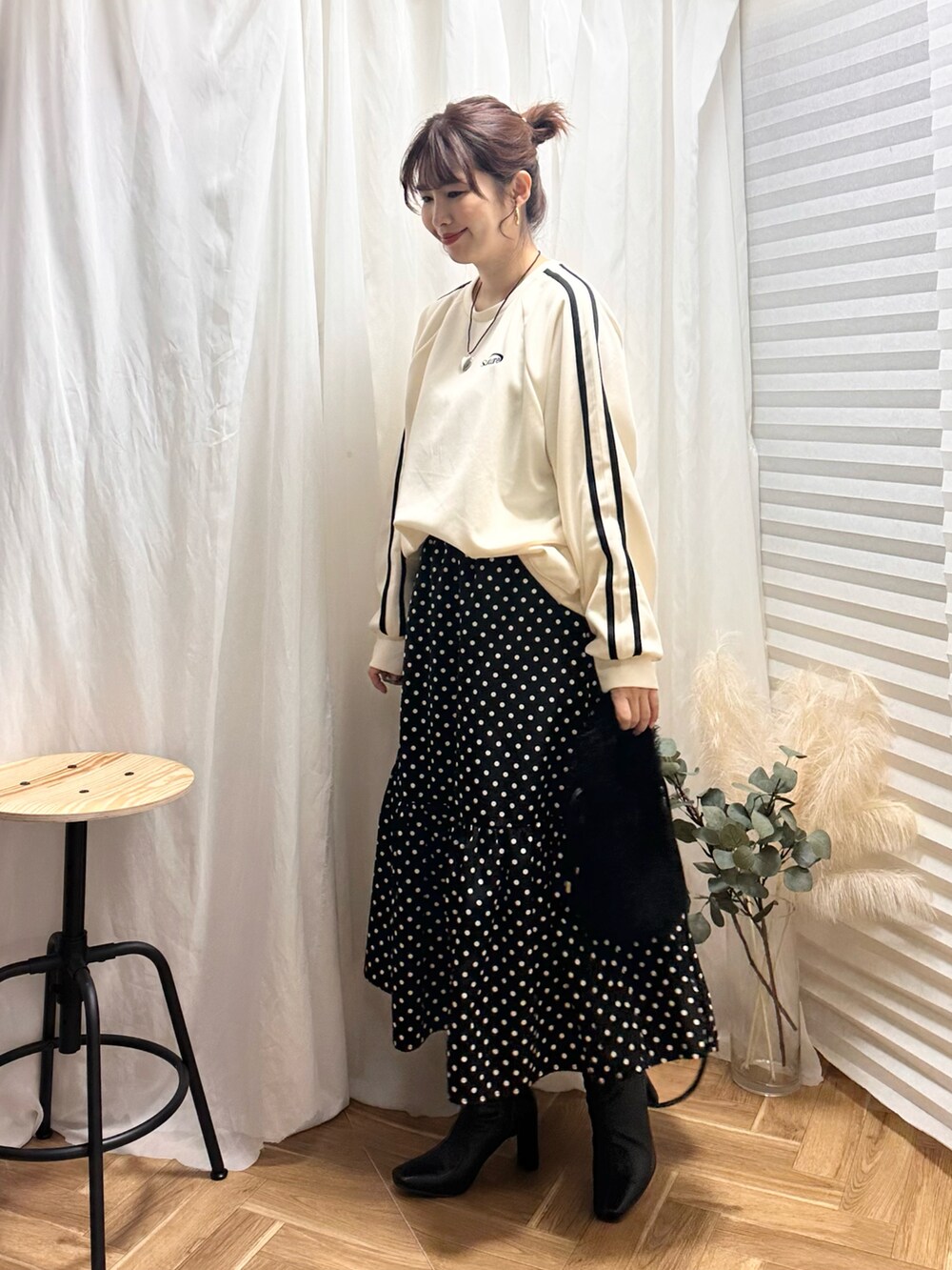 「新星WEARISTAにエントリー、GRL、クリスマスに着たい服、クリスマスコーデ、お出かけコーデ、マイベストコーデ2023、モノトーン、Ray Cassin、vivian、ホワイトコーデ、韓国ファッション、LOWRYS FARM、ブーツ、プチプラ、マーメイドスカート」｜「GRLのアイテム（トップス、ホワイト系）」を使った、あんまるさん（骨格ウェーブ・レディース・166cm）の冬コーディネートの2枚目の写真