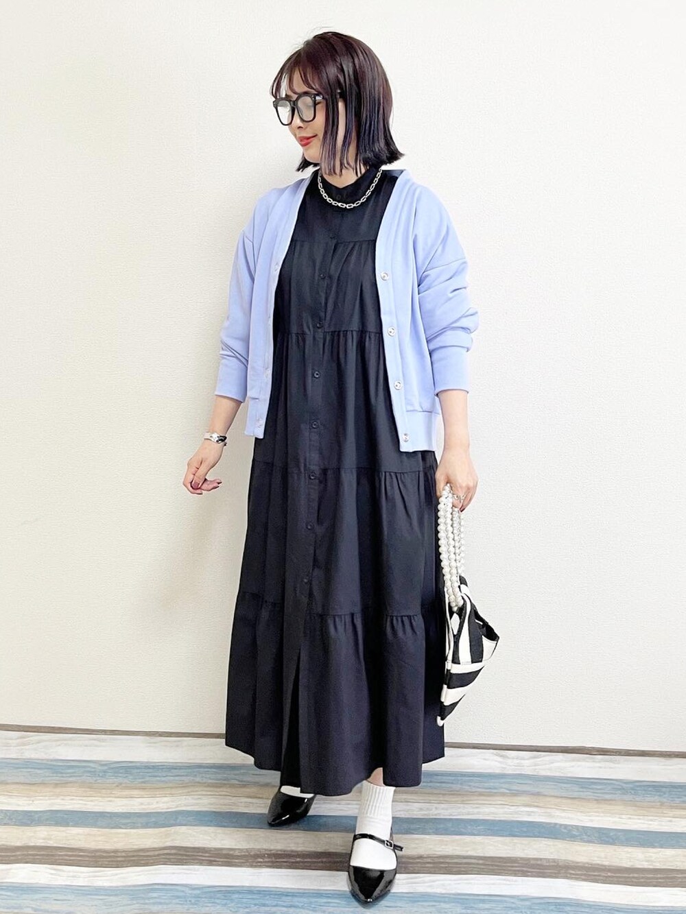 「大人カジュアル、Ciena、カーディガン、メガネ女子、アベイル、サキシマamp、ブルー、ロングワンピース、プチプラ、ビッグシルエット、休日スタイル、カラーコーデ、カラー×コーデ、ワンピース、パンプス」｜「CIENAの裏毛コクーンカーデ（カーディガン/ボレロ、ブルー系）」を使った、あんまるさん（レディース・166cm）の春コーディネートの2枚目の写真
