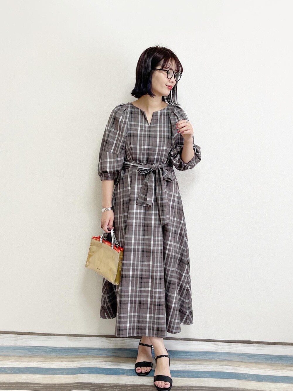 「ごきげんウィーク、休日スタイル、春夏コーデ、チェック柄、ワンピース、きれいめコーディネート、プチプラ、オトナ女子、accommode、ママコーデ、サンダル、ORiental TRaffic(ORiental TRaffic)、ボリューム袖、メガネ女子、高身長女子」｜「ORiental TRafficの★切替メタリックサンダル★1203（サンダル、ブラック系）」を使った、あんまるさん（レディース・166cm）の春コーディネートの2枚目の写真