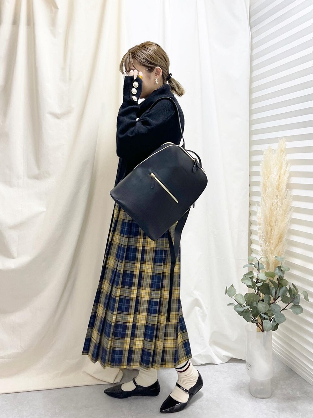 「maison vert、メゾンヴェール、Honeys、ZARA、リュック、チェック、冬コーデ、マイベストコーデ2022、プチプラ、クリスマスに着たい服、クリスマスコーデ、プリーツスカート、あったかコーデ、ニット、メガネ女子」｜「maison vertの【超軽量！】リュック（バックパック/リュック、ブラック系）」を使った、あんまるさん（骨格ウェーブ・レディース・166cm）の冬コーディネートの4枚目の写真