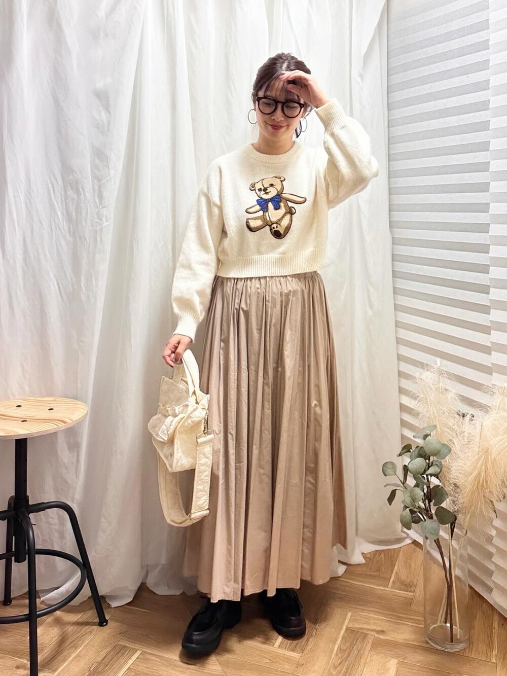「新星WEARISTAにエントリー、淡色コーデ、マイベストコーデ2023、クリスマスに着たい服、クリスマスコーデ、clear、SpRay、forksy、デートコーデ、お出かけコーデ、休日スタイル、デッキシューズ、ニット、メガネ女子、プチプラ」｜「clearのアニマルワッペンニットトップス≪2023AW新作≫（ニット/セーター、ホワイト系）」を使った、あんまるさん（骨格ウェーブ・レディース・166cm）の冬コーディネートの2枚目の写真