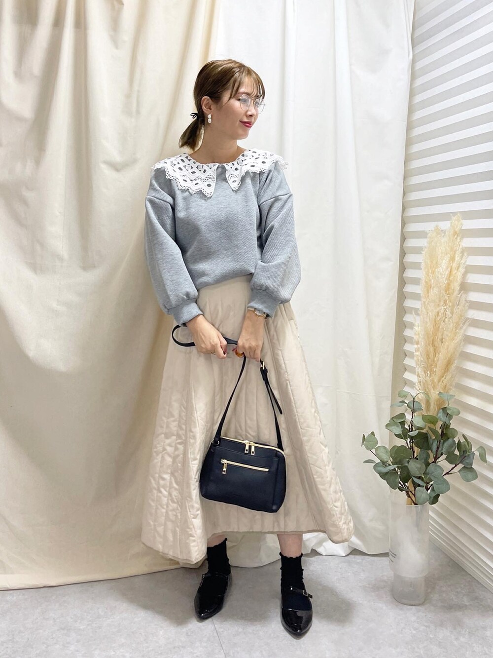 「オトナ女子、maisonvert、GRL、しまむら、プチプラ、ビッグカラー、アベイル、フレアスカート、キルティング、秋冬コーデ、大人かわいい、スカートコーデ、高身長女子、高身長コーデ、ママコーデ」｜「しまむらのアイテム（トップス、グレー系）」を使った、あんまるさん（骨格ウェーブ・レディース・166cm）の秋コーディネートの3枚目の写真