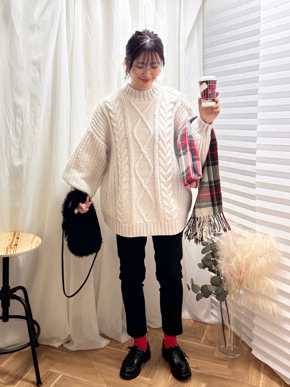 「新星WEARISTAにエントリー、クリスマスに着たい服、クリスマスコーデ、マイベストコーデ2023、forksy、Ray Cassin、ニット、ストール、チェック柄、しまむら、プチプラ、チェック、デートコーデ、ホワイトコーデ、休日スタイル」｜「GRLのアイテム（ニット/セーター、ホワイト系）」を使った、あんまるさん（骨格ウェーブ・レディース・166cm）の冬コーディネートの3枚目の写真