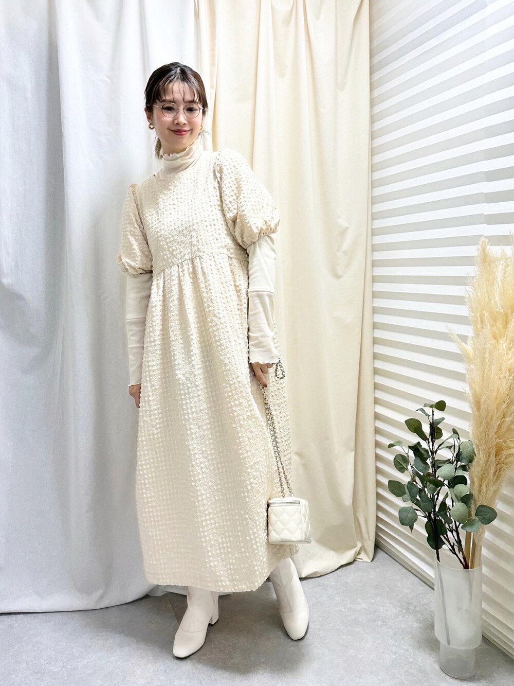 「私の推しブランド、しまむら、GRL、GLOBAL WORK、w closet、ホワイトコーデ、オールホワイト、プチプラ、ワンピース、タートルネック、レイヤードスタイル、バニティバッグ、ショートブーツ、ショルダーバッグ、ゆるコーデ」｜「GRLのアイテム（バッグ、ホワイト系）」を使った、あんまるさん（骨格ウェーブ・レディース・166cm）の冬コーディネートの2枚目の写真