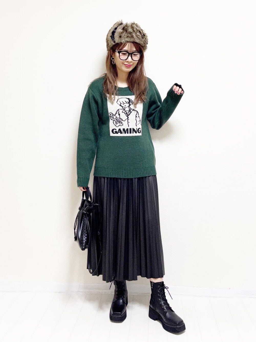 「クリスマスに着たい服、イチヨンプラス、14+、プチプラ、マイベストコーデ2021、フライトキャップ、accommode、ブーツ、あったかコーデ、休日スタイル、冬コーデ、グリーン、プリーツスカート、メガネ女子、クリスマスコーデ」｜「14+のフェイクファー ナイロン ファーハット / フライトキャップ / パイロット（キャップ、ブルー系）」を使った、あんまるさん（レディース・166cm）の冬コーディネートの3枚目の写真
