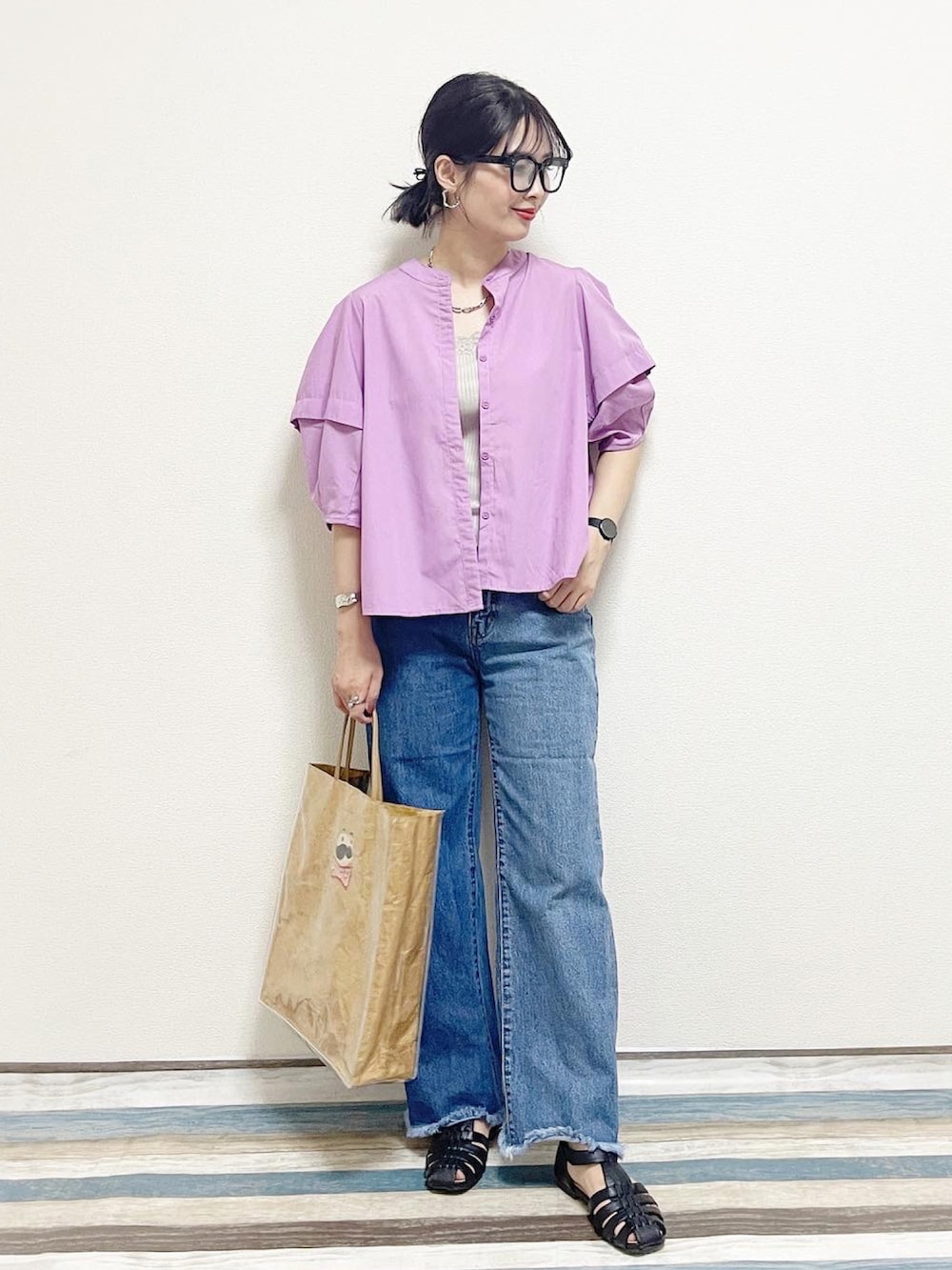 「toucher du brise、カラー×コーデ、Discoat、デニム、デニムパンツ、パシオス、メガネ女子、accommode、グルカサンダル、ボリューム袖、オトナカジュアル、休日スタイル、夏コーデ、カラーコーデ、プチプラ」｜「DISCOATのデニム配色ストレートパンツ（デニムパンツ、ブルー系）」を使った、あんまるさん（レディース・166cm）の春コーディネートの3枚目の写真
