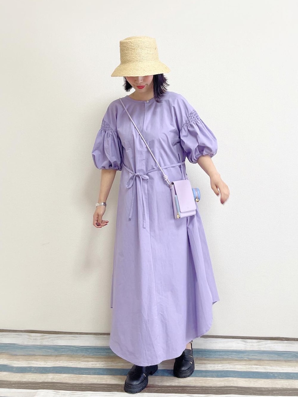 「ごきげんウィーク、お出かけコーデ、休日スタイル、高身長女子、パープル、グルカサンダル、ロングワンピース、バケットハット、ootd、ミニバッグ、ショルダーバッグ、14+、ボリューム袖、カラー×コーデ、春夏コーデ」｜「14+のラフィアブレードバケットハット（ハット、ベージュ系）」を使った、あんまるさん（レディース・166cm）の春コーディネートの2枚目の写真