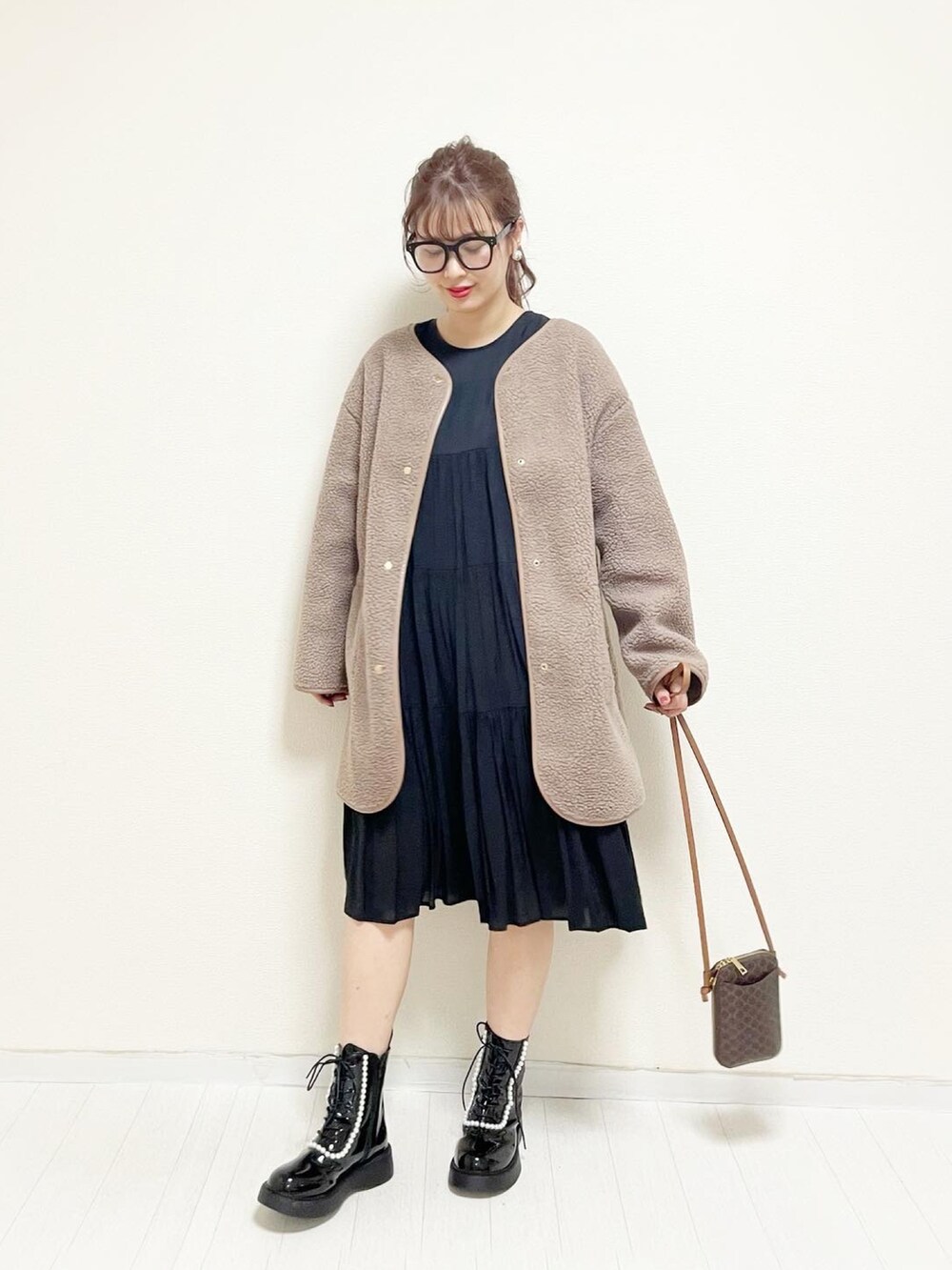 「ビッグシルエット、ブーツ、ボア、しまむら、休日スタイル、ブラウン、プチプラ、ミニバッグ、ハニーズ、メガネ女子、Honeys、スクエアバッグ、冬コーデ、大人カジュアル、ミニワンピ」｜「Honeysのリバーシブルコート（ノーカラーコート、ブラウン系）」を使った、あんまるさん（レディース・166cm）の秋コーディネートの3枚目の写真