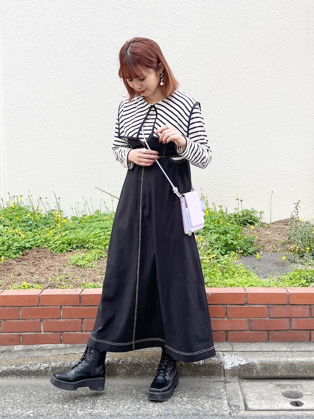 「春服みてみて、ボーダー、ビックカラー、ジャンパースカート、Emmataylor、accommode、厚底シューズ、春コーデ、パステル映える春、ブーツ、ショルダーバッグ、パープル、高身長女子、高身長コーデ、大人女子」｜「heartactionのアイテム（ブーツ、ブラック系）」を使った、あんまるさん（レディース・166cm）の春コーディネートの3枚目の写真