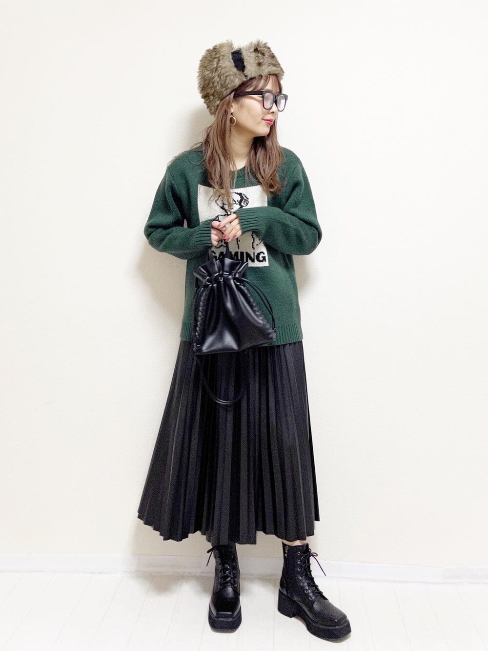 「クリスマスに着たい服、イチヨンプラス、14+、プチプラ、マイベストコーデ2021、フライトキャップ、accommode、ブーツ、あったかコーデ、休日スタイル、冬コーデ、グリーン、プリーツスカート、メガネ女子、クリスマスコーデ」｜「14+のフェイクファー ナイロン ファーハット / フライトキャップ / パイロット（キャップ、ブルー系）」を使った、あんまるさん（レディース・166cm）の冬コーディネートの2枚目の写真
