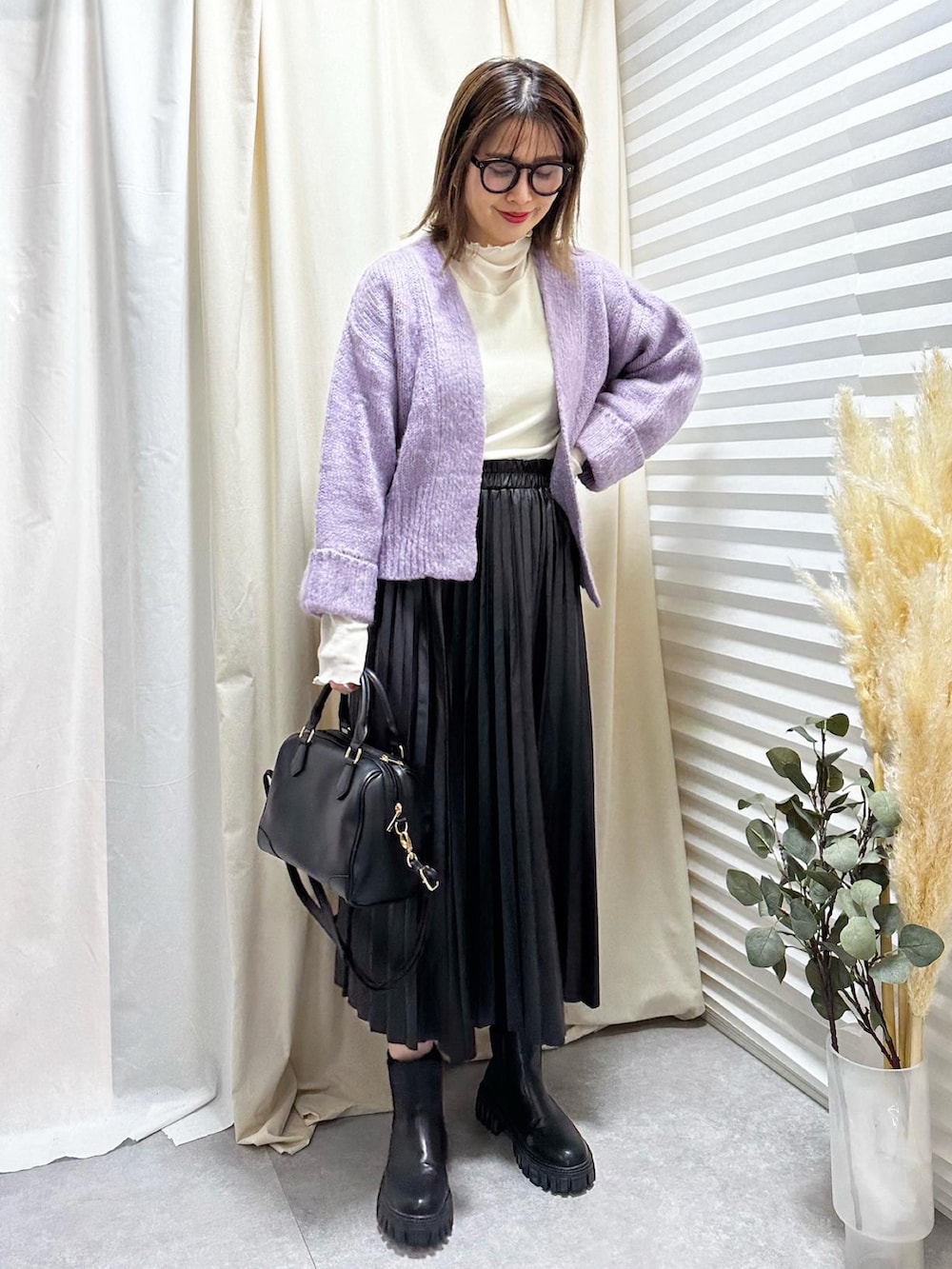 「大人カジュアル、ママファッション、GRL、SpRay、しまむら、厚底シューズ、厚底ブーツ、パープル、プリーツスカート、プチプラ、ニット、タートルネック、冬コーデ、きれいめカジュアル、メガネ女子」｜「GRLのアイテム（ブーツ、ブラック系）」を使った、あんまるさん（骨格ウェーブ・レディース・166cm）の冬コーディネートの2枚目の写真