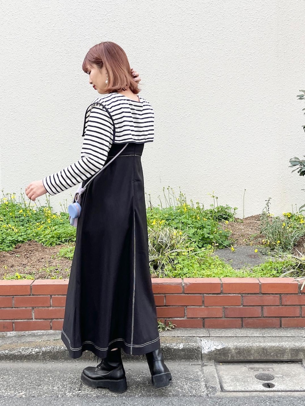 「春服みてみて、ボーダー、ビックカラー、ジャンパースカート、Emmataylor、accommode、厚底シューズ、春コーデ、パステル映える春、ブーツ、ショルダーバッグ、パープル、高身長女子、高身長コーデ、大人女子」｜「heartactionのアイテム（ブーツ、ブラック系）」を使った、あんまるさん（レディース・166cm）の春コーディネートの2枚目の写真