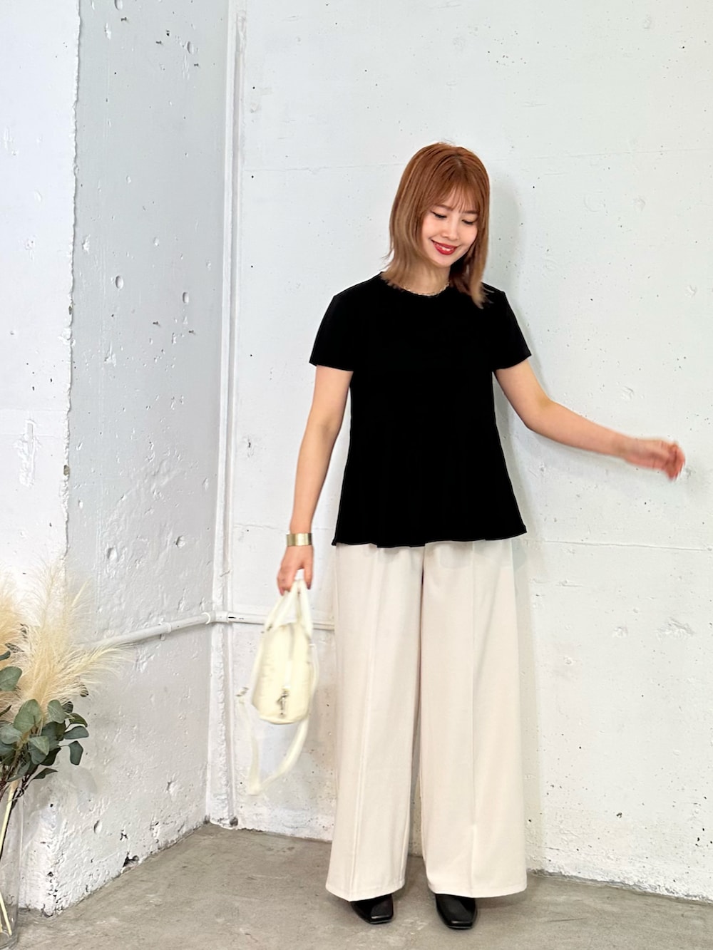 「このスタイルがお気に入り、夏コーデ、coca、パシオス、おでかけコーデ、RETRO GIRL、あんなせりなコラボ、モノトーン、フレアパンツ、パンプス、キレイめコーデ、シンプルスタイル」｜「coca（coca）のエンボス加工裾フリル半袖プルオーバー（Tシャツ/カットソー、ブラック系）」を使った、あんまるさん（骨格ウェーブ・レディース・166cm）の夏コーディネートの2枚目の写真