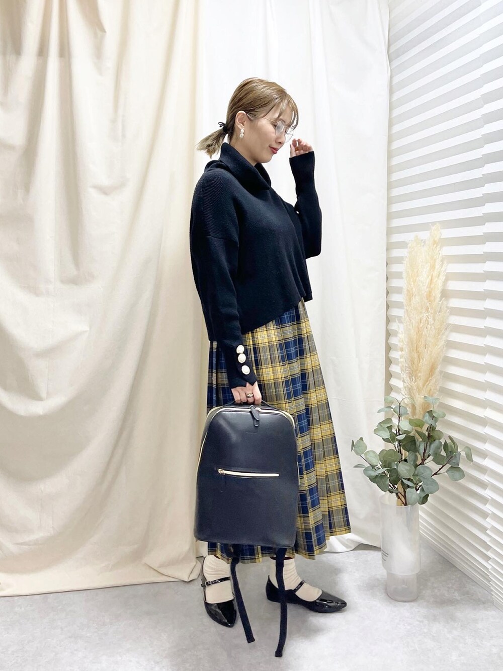 「maison vert、メゾンヴェール、Honeys、ZARA、リュック、チェック、冬コーデ、マイベストコーデ2022、プチプラ、クリスマスに着たい服、クリスマスコーデ、プリーツスカート、あったかコーデ、ニット、メガネ女子」｜「maison vertの【超軽量！】リュック（バックパック/リュック、ブラック系）」を使った、あんまるさん（骨格ウェーブ・レディース・166cm）の冬コーディネートの2枚目の写真