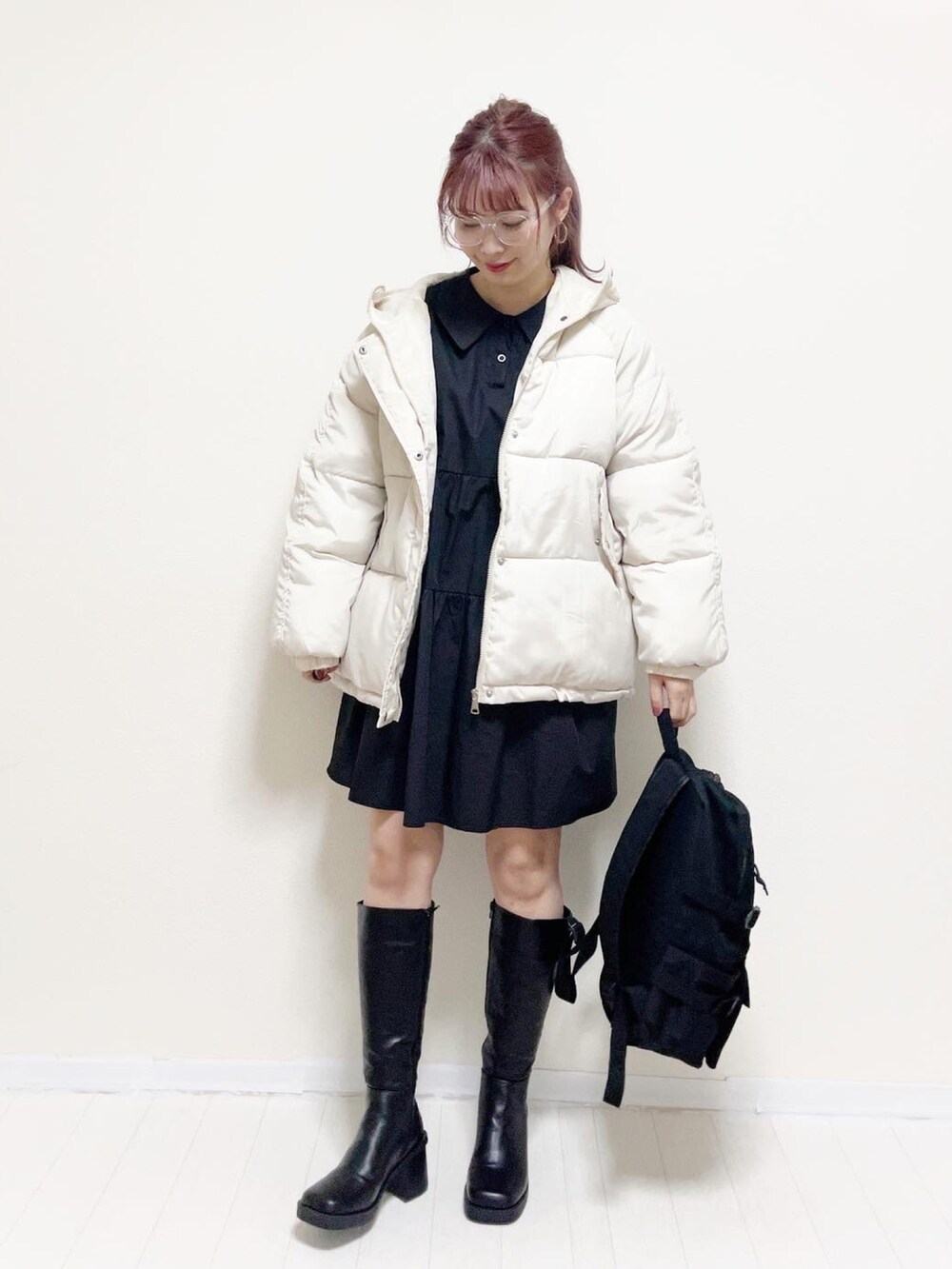 「休日スタイル、プチプラ、ロングブーツ、GRL、リュック、ダウンジャケット、モノトーン、あったかコーデ、モード、クリアメガネ、ホワイトコーデ、厚底シューズ、ootd、高身長女子、高身長コーデ」｜「c.u.lの【c.u.l】ユニセックス 撥水 無地シンプルカジュアルリュック バックパック cula231（バックパック/リュック、ブラック系）」を使った、あんまるさん（レディース・166cm）の冬コーディネートの2枚目の写真