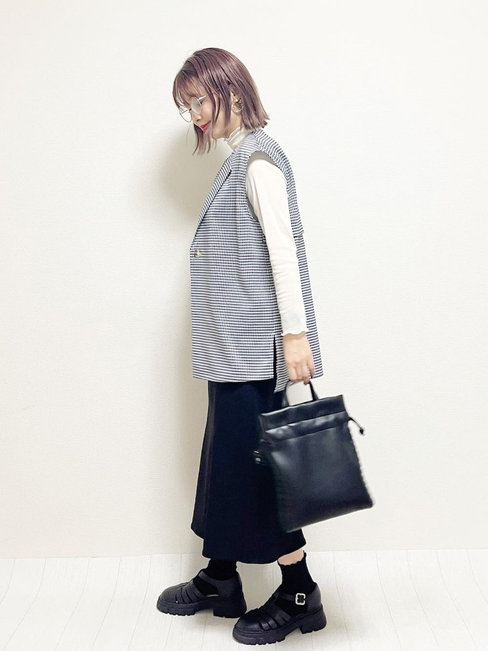 「春夏コーデ、しまむら、しまむらANSERI、ANSERI、ギンガムチェック、ジレ、ベスト、モノトーン、グルカサンダル、accommode、ハニーズ、Honeys、靴下 × サンダル、厚底サンダル、プチプラ」｜「ACCOMMODEのレースアップキンチャクショルダー（ショルダーバッグ、ブラック系）」を使った、あんまるさん（レディース・166cm）の春コーディネートの4枚目の写真