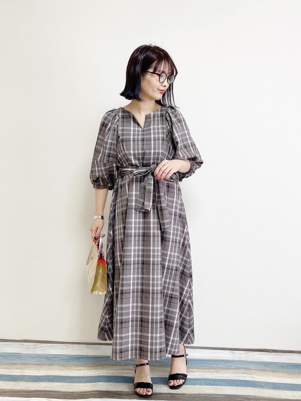 「ごきげんウィーク、休日スタイル、春夏コーデ、チェック柄、ワンピース、きれいめコーディネート、プチプラ、オトナ女子、accommode、ママコーデ、サンダル、ORiental TRaffic(ORiental TRaffic)、ボリューム袖、メガネ女子、高身長女子」｜「ORiental TRafficの★切替メタリックサンダル★1203（サンダル、ブラック系）」を使った、あんまるさん（レディース・166cm）の春コーディネートの3枚目の写真