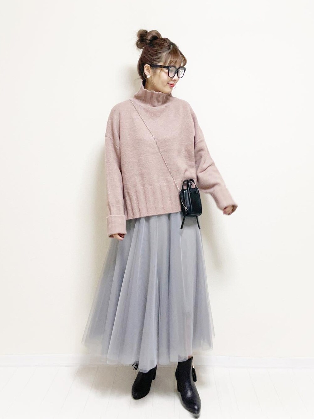 「クリスマスに着たい服、マイベストコーデ2021、プチプラ、GRL、しまむら、チュールスカート、ピンク、カラーニット、わたしの推しブランド、ブーツ、あったかコーデ、冬コーデ、メガネ女子、ニットコーデ、ニット」｜「sakishimatokyoの【ZOZO限定】サキシマamp「チュールスカート」（スカート、グレー系）」を使った、あんまるさん（レディース・166cm）の冬コーディネートの2枚目の写真