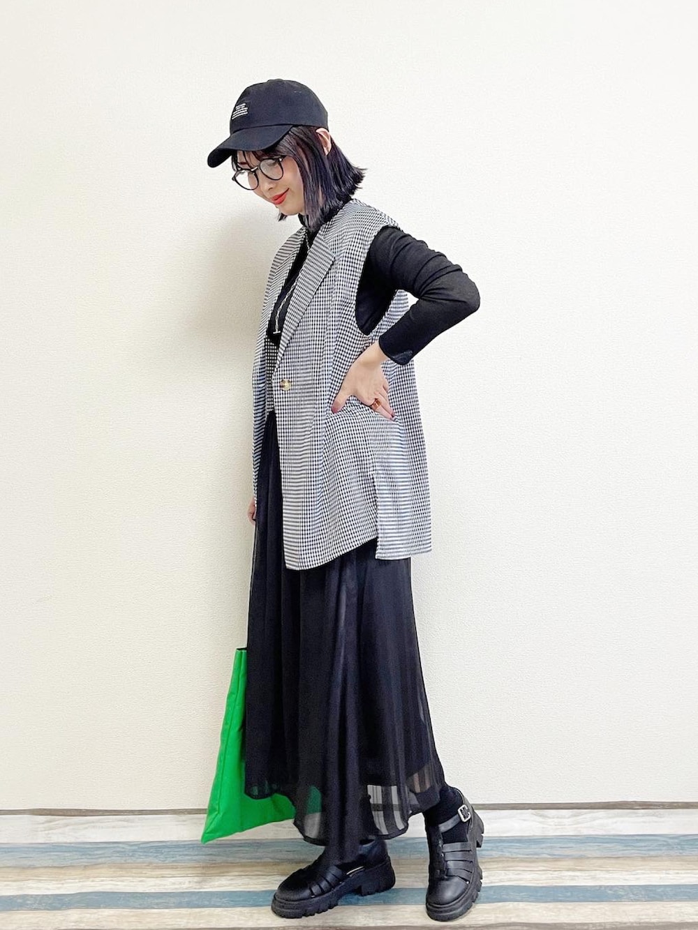 「ごきげんウィーク、お出かけコーデ、休日スタイル、Discoat、しまむら、しまむらANSERI、ANSERI、キャップ、トートバッグ、メガネ女子、ジレ、カラー×コーデ、レイヤードスタイル、グルカサンダル、厚底サンダル」｜「DISCOATのLEE IZUMIDA × DISCOAT コラボキャンバストートバッグ（トートバッグ、グリーン系）」を使った、あんまるさん（レディース・166cm）の春コーディネートの3枚目の写真