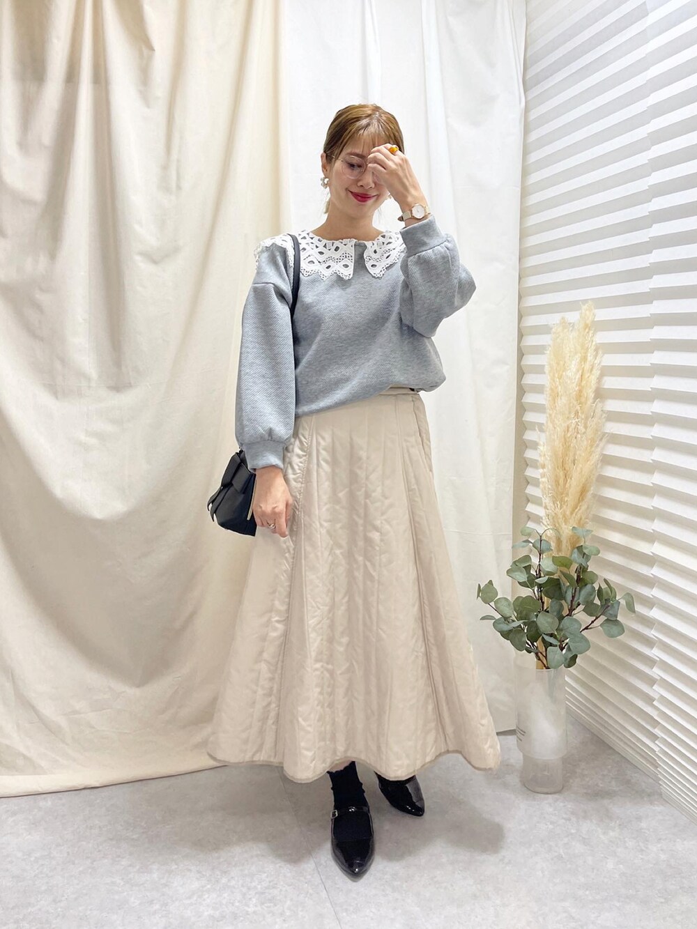 「オトナ女子、maisonvert、GRL、しまむら、プチプラ、ビッグカラー、アベイル、フレアスカート、キルティング、秋冬コーデ、大人かわいい、スカートコーデ、高身長女子、高身長コーデ、ママコーデ」｜「しまむらのアイテム（トップス、グレー系）」を使った、あんまるさん（骨格ウェーブ・レディース・166cm）の秋コーディネートの2枚目の写真
