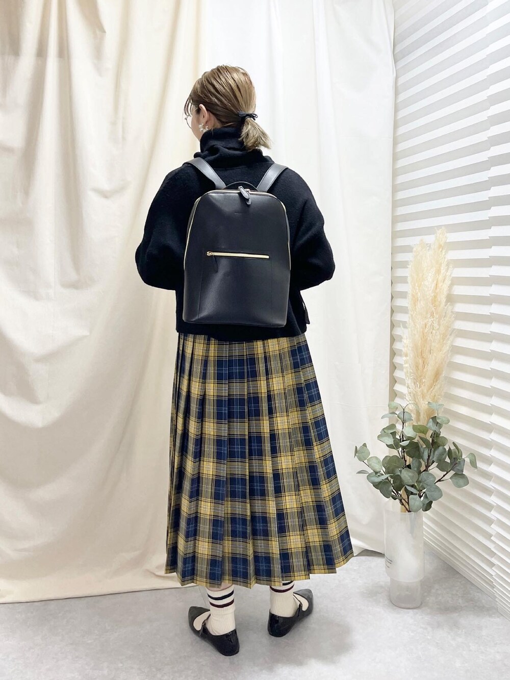 「maison vert、メゾンヴェール、Honeys、ZARA、リュック、チェック、冬コーデ、マイベストコーデ2022、プチプラ、クリスマスに着たい服、クリスマスコーデ、プリーツスカート、あったかコーデ、ニット、メガネ女子」｜「maison vertの【超軽量！】リュック（バックパック/リュック、ブラック系）」を使った、あんまるさん（骨格ウェーブ・レディース・166cm）の冬コーディネートの3枚目の写真