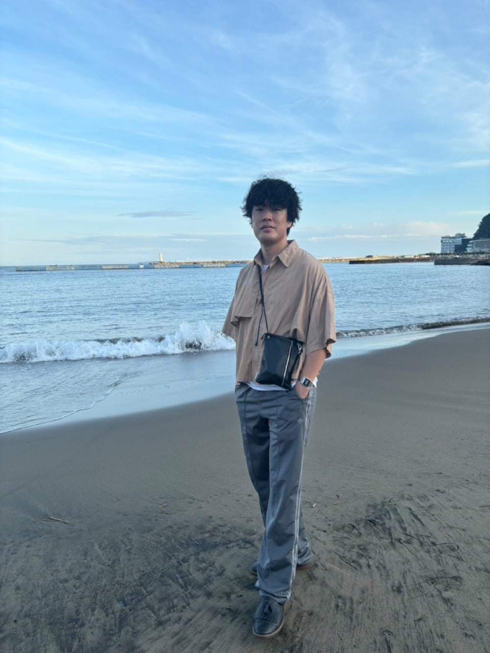 ベージュ系のシャツ/ブラウス、ブラック系のショルダーバッグ、グレー系のその他パンツを着用したメンズの秋コーディネートの2枚目の写真