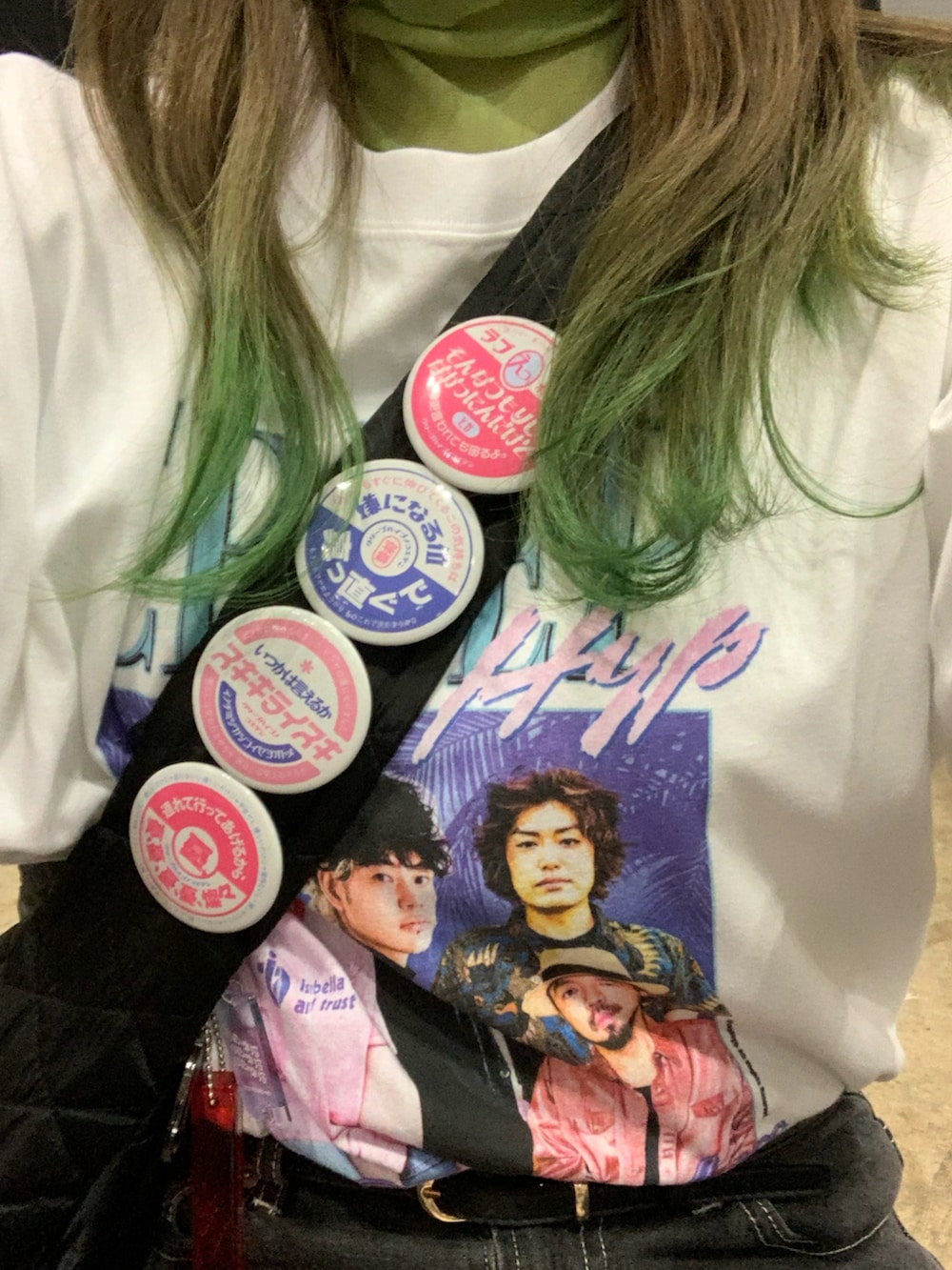 ピンク系のカーディガン/ボレロ、ホワイト系のTシャツ/カットソー、ブラック系のデニムパンツを着用したレディースの春コーディネートの2枚目の写真