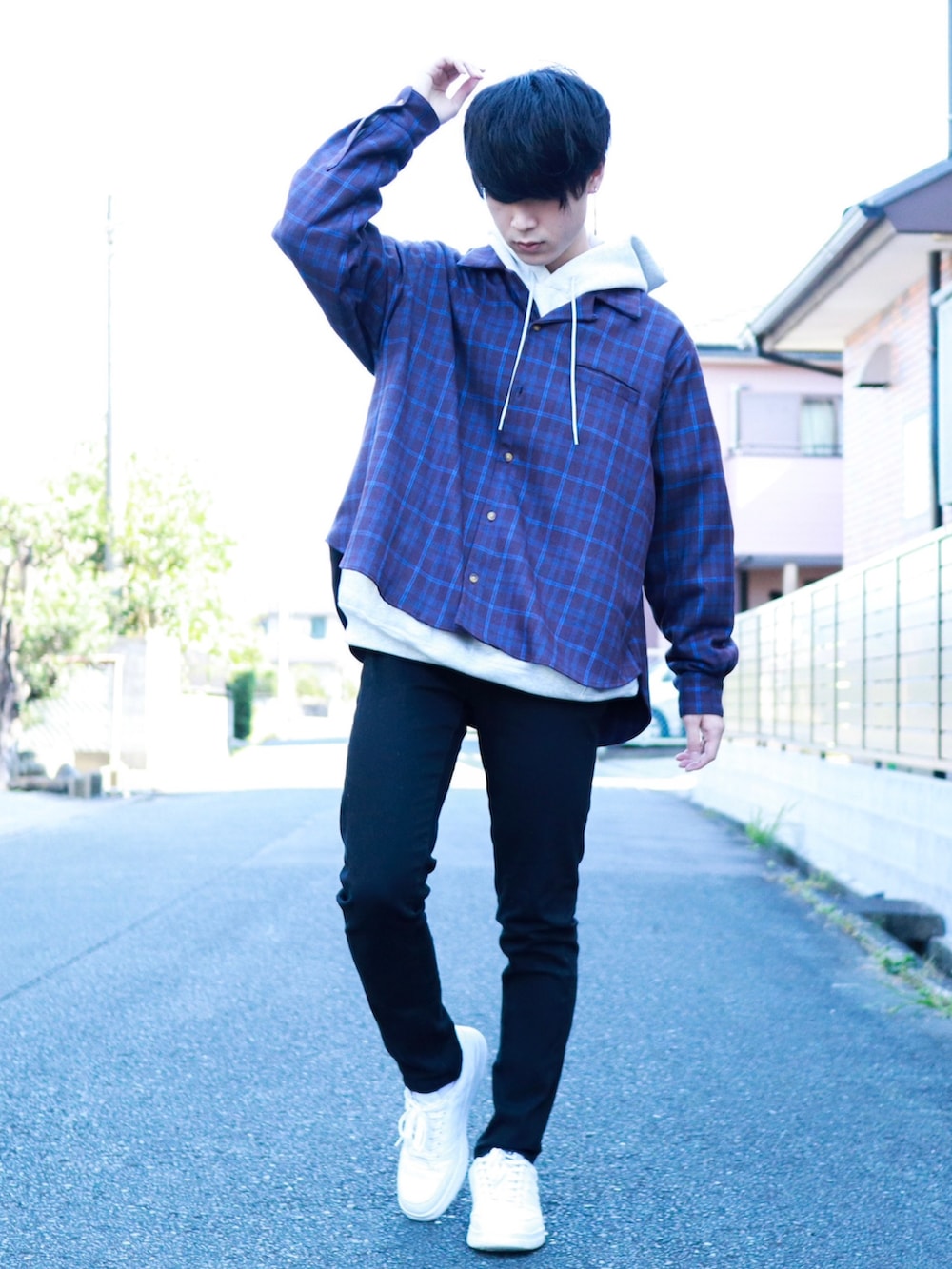 レッド系のシャツ/ブラウス、グレー系のパーカー、ブラック系のその他パンツを着用したメンズの秋コーディネートの2枚目の写真