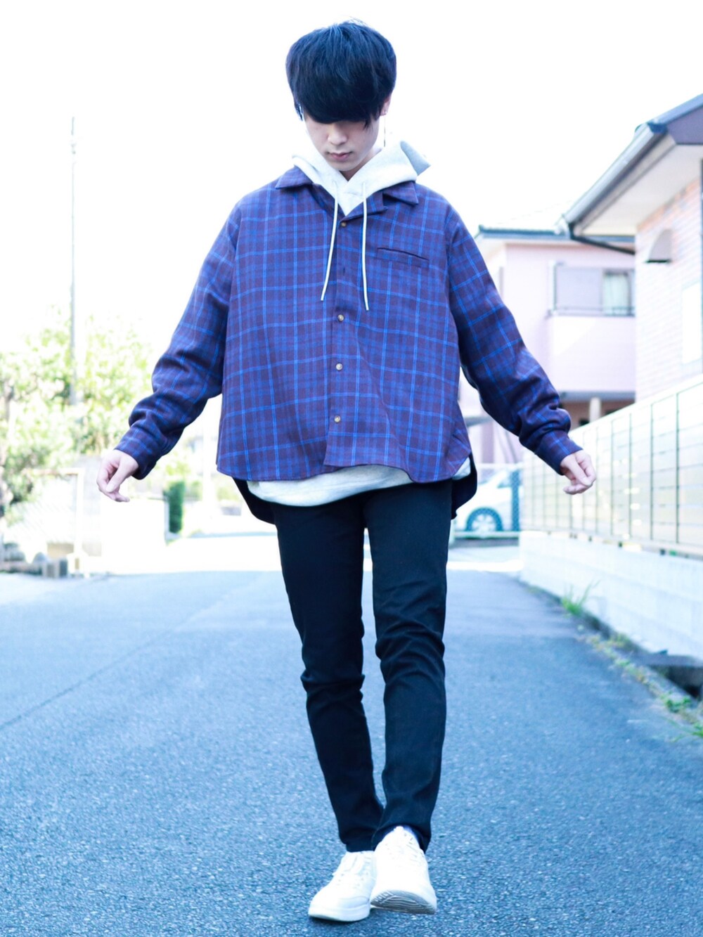 レッド系のシャツ/ブラウス、グレー系のパーカー、ブラック系のその他パンツを着用したメンズの秋コーディネートの3枚目の写真