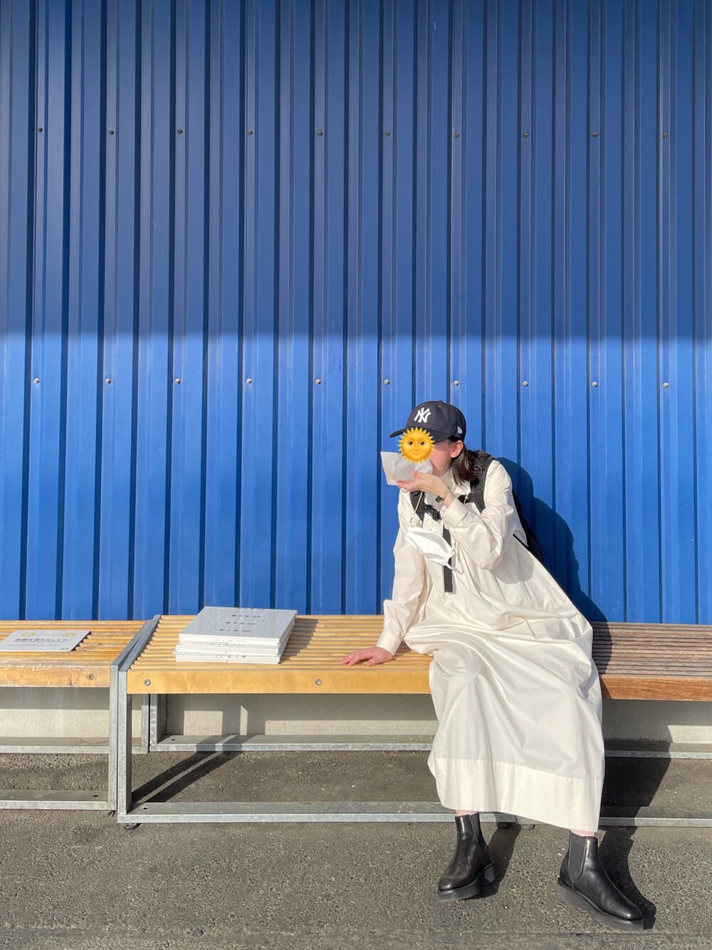 ホワイト系のワンピース、ブラック系のブーツ、ブラック系のバックパック/リュックを着用したレディースの春コーディネートの2枚目の写真