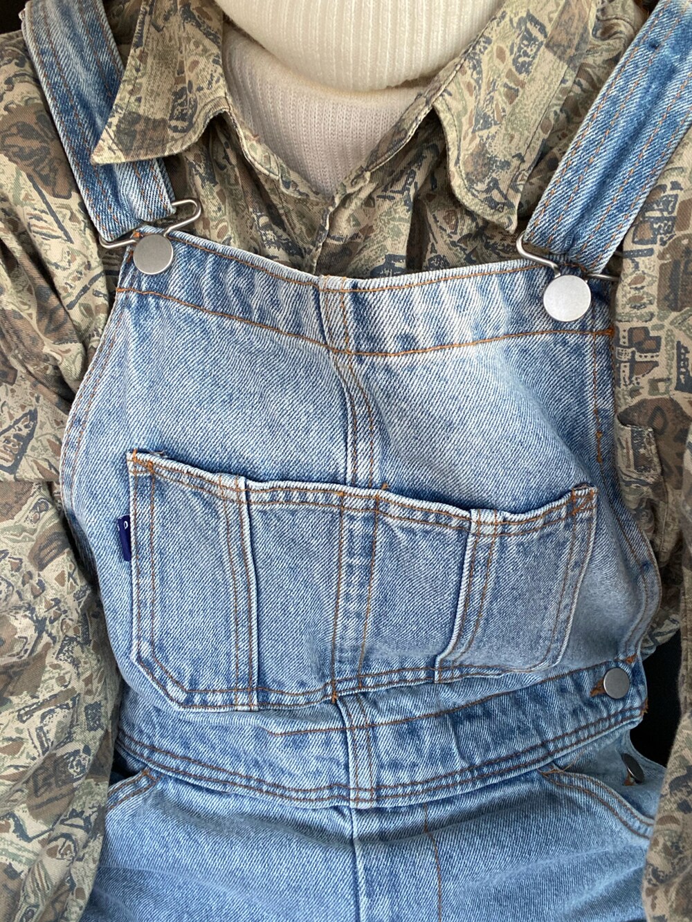 ブルー系のサロペット/オーバーオール、ブラック系のスニーカー、ブラック系のブルゾンを着用したレディースの冬コーディネートの2枚目の写真