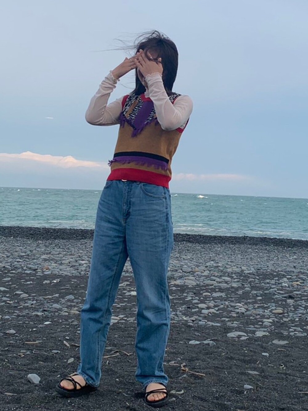 その他のベスト、ベージュ系のTシャツ/カットソーを着用したレディースの冬コーディネートの2枚目の写真