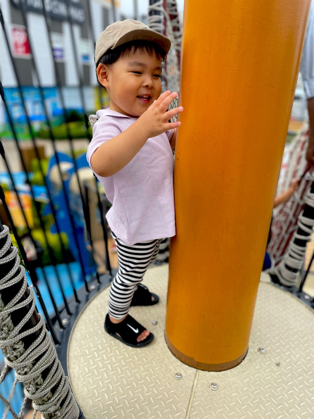 「休日コーデ、キッズコーデ、プチプラコーデ、NIKE、カジュアル、ボーダー、着回しコーデ、2歳、サンダル、男の子コーデ、ポロシャツ、ザラキッズ、男の子」｜「ZARAのアイテム（ポロシャツ、パープル系）」を使った、sowsukeさん（キッズ・80cm）の秋コーディネートの2枚目の写真
