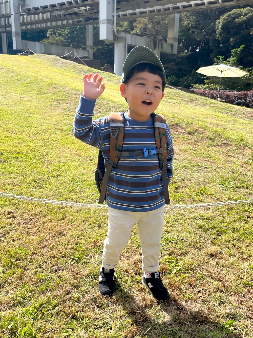 ブルー系のTシャツ/カットソー、ホワイト系のその他パンツ、グレー系のTシャツ/カットソーを着用したキッズの秋コーディネートの2枚目の写真