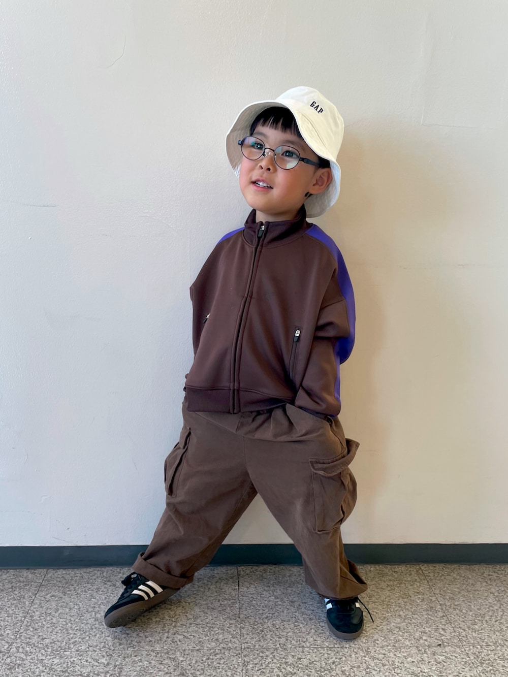 「カジュアルコーデ、KIDSｺｰﾃﾞ、ワントーンコーデ、スニーカー、バレンタイン、春コーデ、プチプラコーデ、ジャージ、男の子、メガネ男子、カーゴパンツ、ストリート、サンバ、アディダス、バケットハット」｜「antiquaのスポーティージャケット（その他トップス、ブラウン系）」を使った、sowsukeさん（キッズ・110cm）の冬コーディネートの2枚目の写真