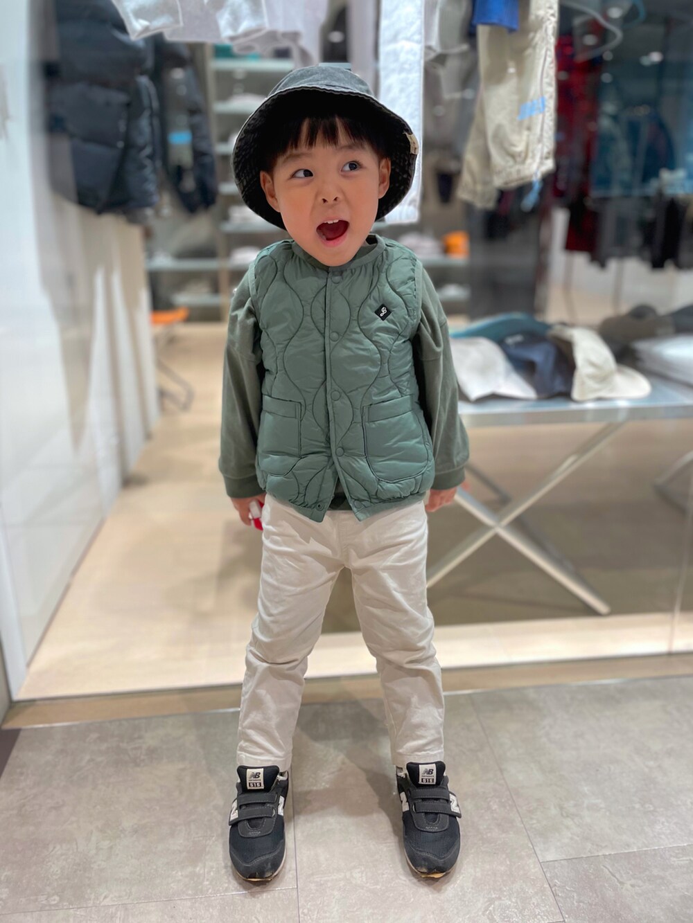 グリーン系のベスト、グリーン系のTシャツ/カットソー、ホワイト系のその他パンツを着用したキッズの秋コーディネートの2枚目の写真