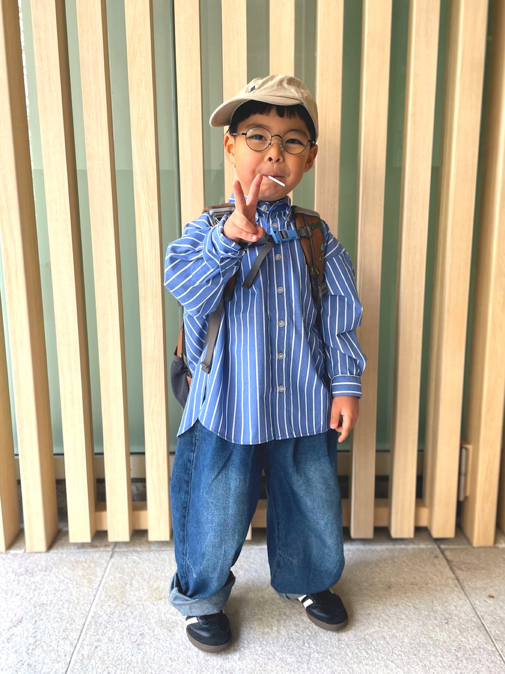 ブルー系のシャツ/ブラウス、ブラウン系のバックパック/リュック、ブルー系のその他パンツを着用したキッズの冬コーディネートの2枚目の写真